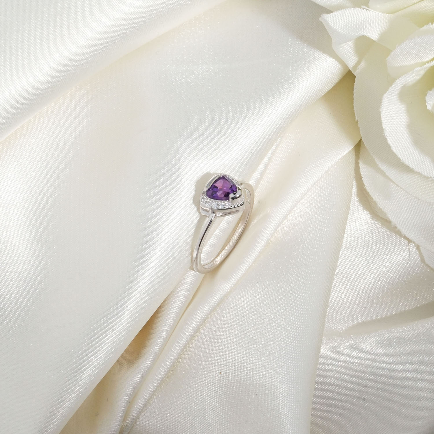 original-amethyst-gemstone-925-sterling-silver-women-ring Üçgen faset kesim mor tonlarında zirkon taş çerçeveli 925 ayar gümüş zarif orijinal ametist doğal taş kadın yüzük modeli.