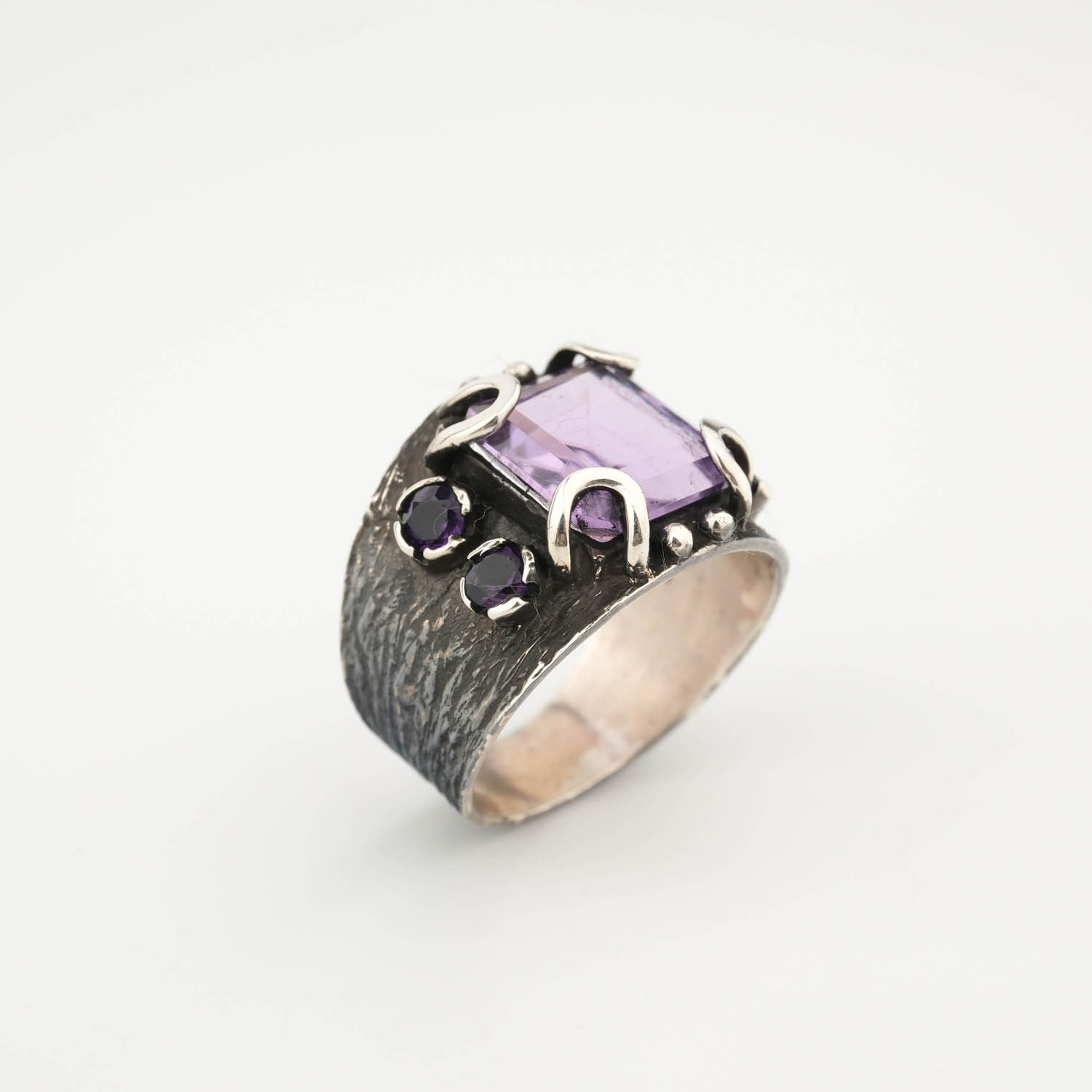 Luxus-Design-Herrenring mit Ritter-Rüstung-Motiv aus 925er Sterlingsilber mit schwarzer Rhodinierung, besetzt mit einem originalen violetten Amethyst-Edelstein.