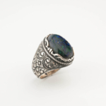 Bague de luxe pour homme en argent sterling 925 noir ornée de gravures artisanales et d'une grande pierre d'azurite naturelle originale.
