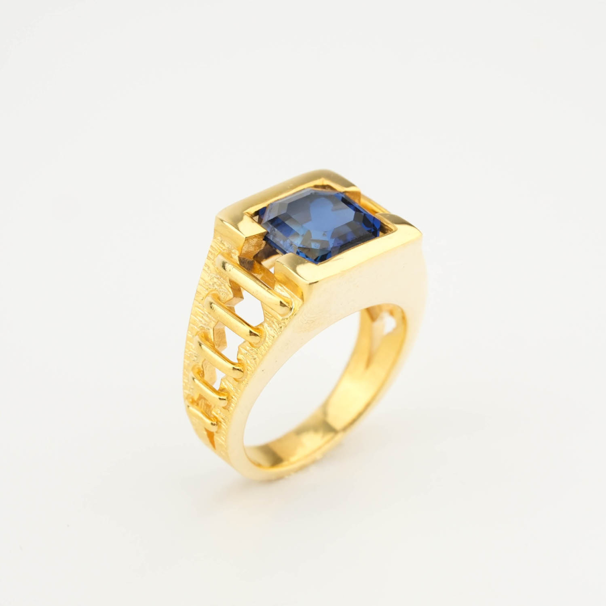Bague de luxe pour homme en argent sterling 925 plaqué or ornée d'un saphir bleu naturel original de 3.5 carats de coupe carrée.