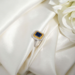 Anillo de diseño de lujo para mujer adornado con gema de zafiro azul natural original de 1,85ct y doble halo de circonitas en plata de ley 925.