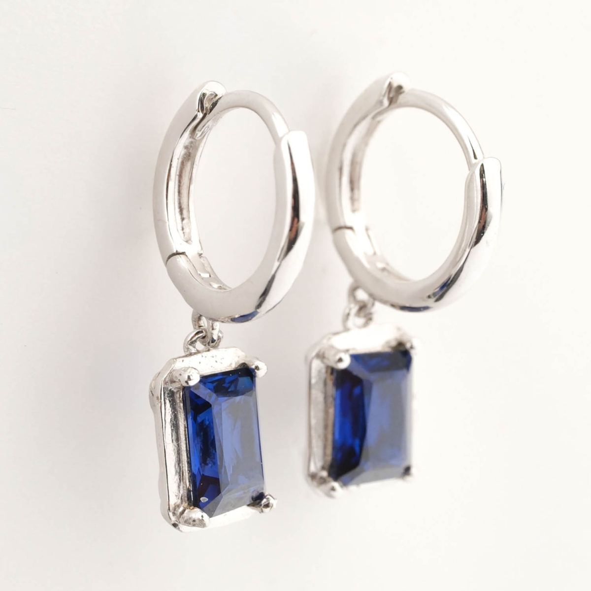Boucles d'oreilles de luxe en argent sterling 925 ornées de pierres de saphir bleu originales coupe baguette facettée.