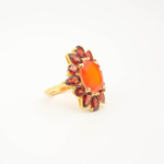 Bague de luxe en argent sterling 925 plaqué or orné d'une agate orange ovale et de pierres de grenat facettées.