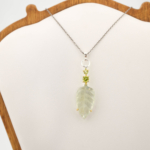 Pendentif de luxe en argent sterling 925 orné d'une feuille de préhnite sculptée originale et de pierres de péridot facettées.