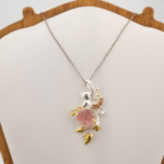 Pendentif de luxe en argent sterling 925 orné d'une pierre tourmaline rose naturelle sculptée en forme de fleur.