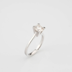 Bague de luxe en argent sterling 925 orné d'une pierre moissanite certifiée originale de 1.2 carats coupe ronde solitaire à quatre griffes avec certificat GRA.