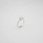 Bague de luxe en argent sterling 925 orné d'une pierre moissanite certifiée originale de coupe ronde halo avec certificat GRA.