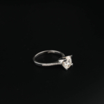 Anillo de diseño de lujo en plata de ley 925 solitario con garras, adornado con una moisanita natural certificada por GRA de corte redondo.
