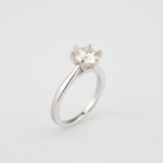 Bague de luxe en argent sterling 925 orné d'une pierre moissanite certifiée originale de coupe ronde facettée.