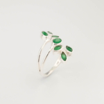 Bague de luxe pour femme en argent sterling 925 ornée d'un motif de feuille de lierre ve de pierres d'émeraude naturelle originale de coupe facettée.