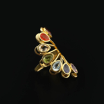 Anillo de diseño de lujo para mujer en plata de ley 925 chapado en oro, adornado con siete gemas naturales de corte faceteado estilo multicolor.