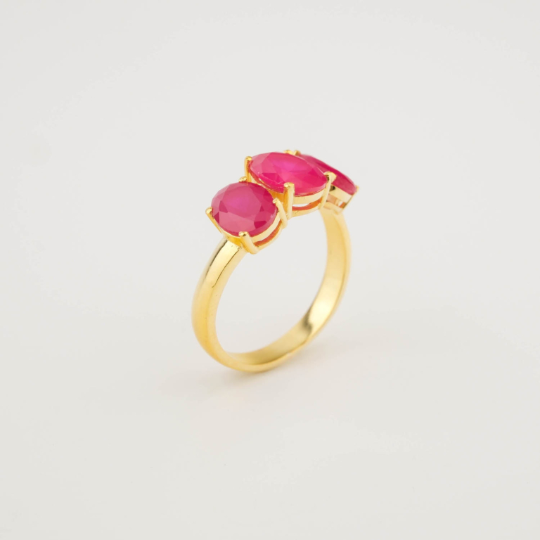 Bague de luxe pour femme en argent sterling 925 plaqué or ornée de trois rubis ovales naturels originaux.