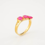 Bague de luxe pour femme en argent sterling 925 plaqué or ornée de trois rubis naturels originaux coupe facettée.