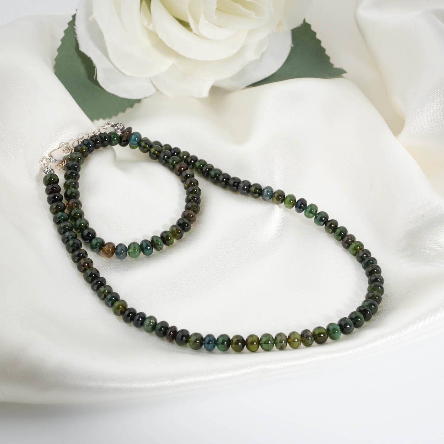 original-green-tourmaline-925-silver-design-women-necklace 42+5 cm uzunluğunda 4x5,5 mm rondel kesim koyu orman yeşili orijinal turmalin doğal taş 925 ayar gümüş kadın kolye modeli.