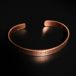 Bracelet en cuivre pur orné d'un motif tressé à l'extérieur et de l'inscription de la prière Ayat al-Kursi à l'intérieur.