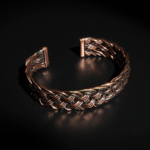 Pulsera gruesa trenzada a mano en cobre puro original con detalles oxidados oscuros.