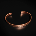 Bracelet fin en cuivre pur orné d'un motif de méandre grec géométrique noir à l'extérieur.