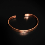 Pulsera fina de tasarım en cobre puro con motivo de tulipanes tradicionales exterior en banda oxidada.