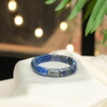 Yassı kavisli dikdörtgen rolex saat kordonu formunda kesilmiş pirit parıltılı orijinal derin lacivert lapis lazuli doğal taş lüks erkek bileklik modeli.