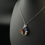 Ciondolo di design di lusso in argento sterling 925 a forma di goccia, ornato con sette gemme naturali a taglio marquise.