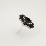 Anello di design di lusso da donna in argento sterling 925, ornato con pietre di onice nero naturale a taglio sfaccettato a forma di fiore.