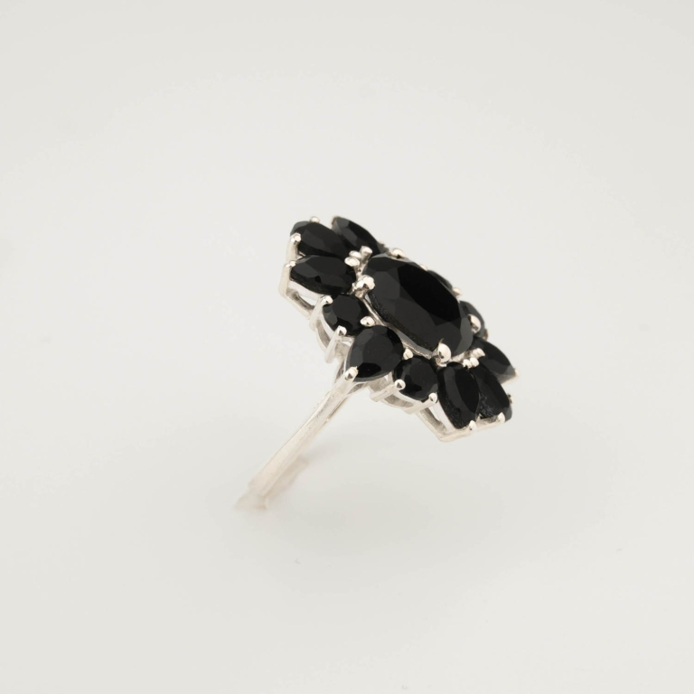 Anello di design di lusso da donna in argento sterling 925, ornato con pietre di onice nero naturale a taglio sfaccettato a forma di fiore.