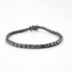 Pulsera tennis de diseño de lujo en plata de ley 925 con baño negro, adornada con piedras de ónice negro natural de corte facetado redondo.
