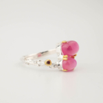 Bague de luxe pour femme en argent sterling 925 avec griffes plaquées or, ornée de deux rubis naturels originaux.
