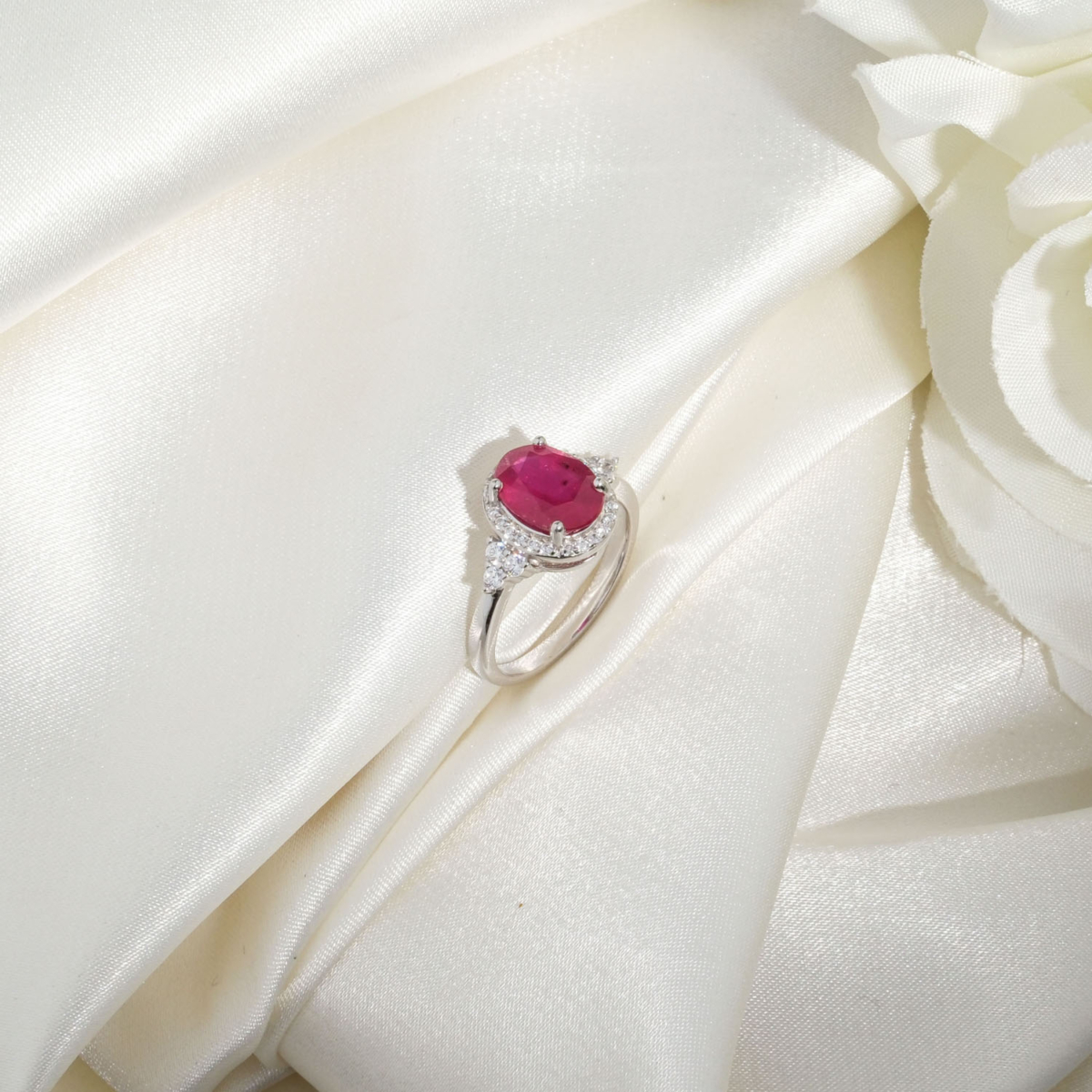 Anillo de diseño elegante para mujer adornado con gema de rubí natural original y circonitas en plata de ley 925.