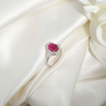 Anillo de diseño elegante para mujer adornado con gema de rubí natural original y circonitas en plata de ley 925.