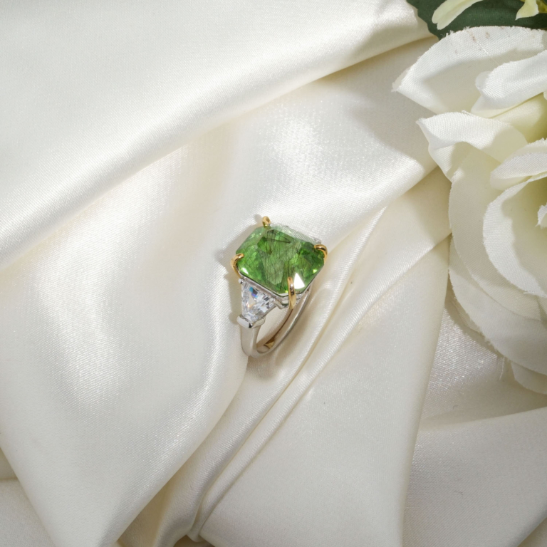 16,17 karat radyan faset kesim fıstık yeşili tonlarında rutil iğne detaylı yan trapez zirkon taşlı 925 ayar gümüş lüks orijinal zebercet peridot doğal taş kadın yüzük modeli.