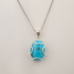 Colgante de diseño de lujo en plata de ley 925, adorado con una piedra turquesa natural de corte cabujón óvalo.