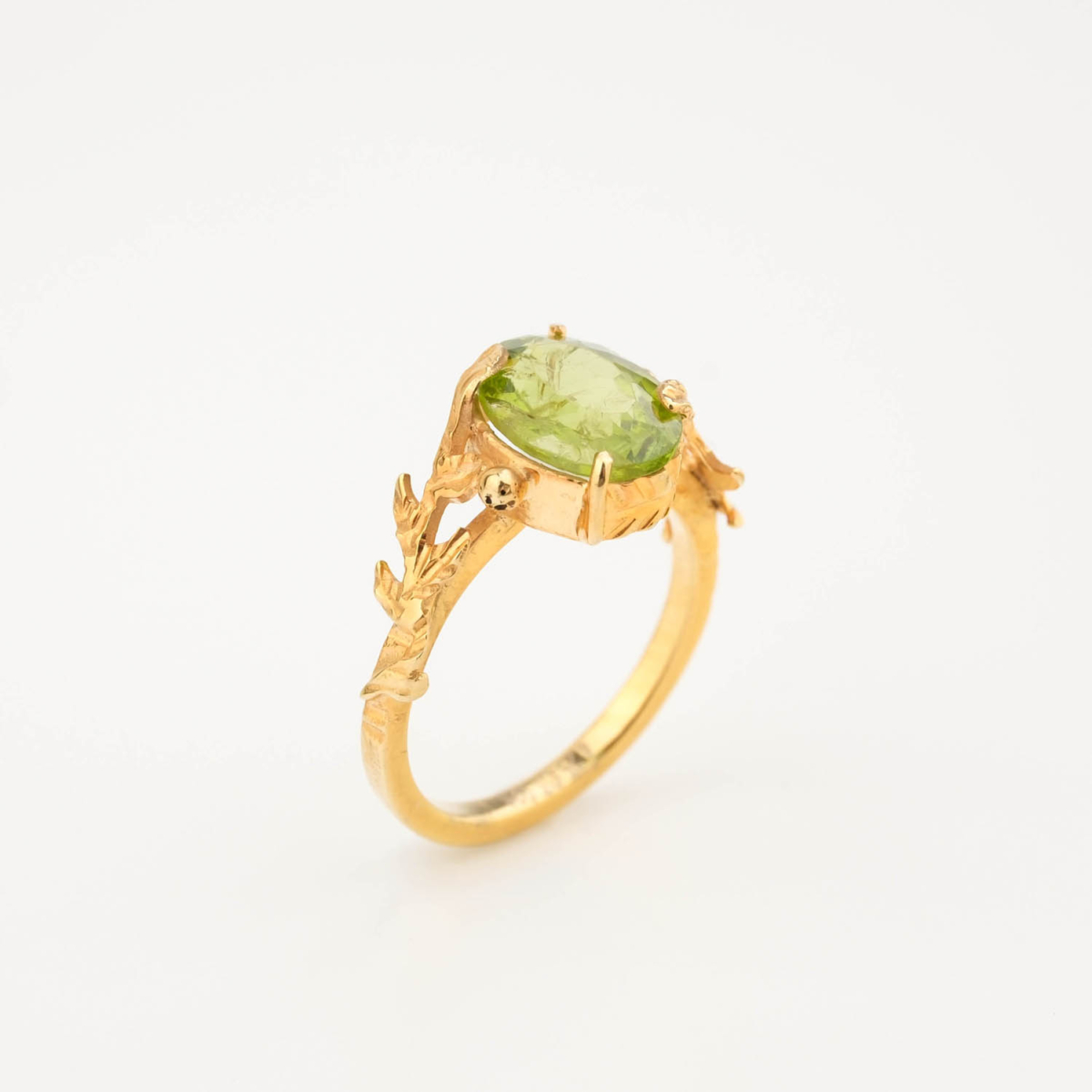 Bague de luxe pour femme en argent sterling 925 plaqué or ornée d'un motif de branche et d'une pierre de péridot naturelle originale.