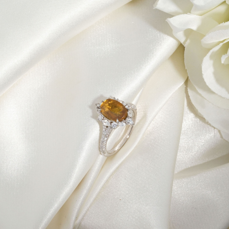 4,10 karat oval faset kesim safran sarısı tonlarında markiz ve damla zirkon taşlı yıldız halo çerçeveli mikro taşlı kollu 925 ayar gümüş lüks orijinal sarı safir doğal taş kadın yüzük modeli.
