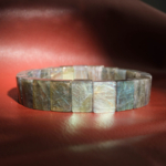 Bracelet de luxe pour homme orné de pierres de labradorite naturelles originales de qualité 6A+ de coupe rectangulaire style montre rolex.