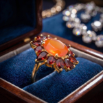 Luxus-Design-Ring aus 925er Sterlingsilber mit Goldplatierung, besetzt mit einem originalen orangefarbenen Achat und Granat-Edelsteinen.