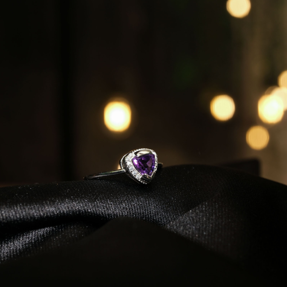 Anello di design elegante da donna ornato con gemma di ametista originale taglio trillion su argento 925.