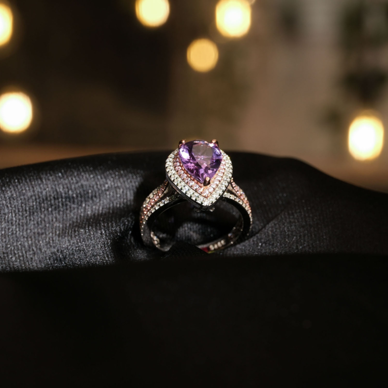 Anello di lusso da donna ornato con gemma di ametista originale taglio goccia e dettagli rose su argento 925.