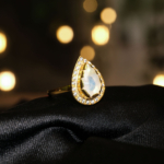 Anello di lusso da donna ornato con gemma di pietra di luna originale taglio goccia, dettagli in smalto e placcatura oro su argento 925.