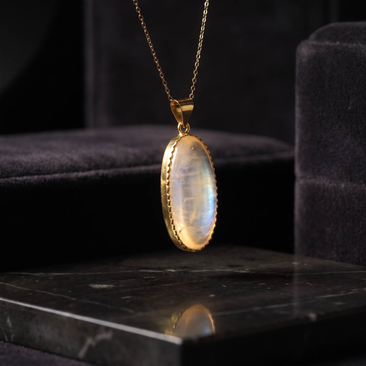 Luxus-Design-Kette aus 925er Sterlingsilber mit Goldplatinierung, besetzt mit einem originalen Mondstein-Edelstein im ovalen Kabosonschliff.