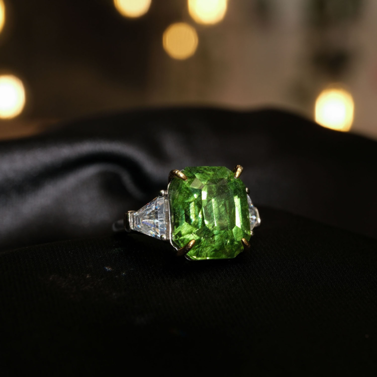 Anello di lusso da donna ornato con gemma di peridoto rutilato originale da 16,17ct e zirconi trapezi su argento 925.