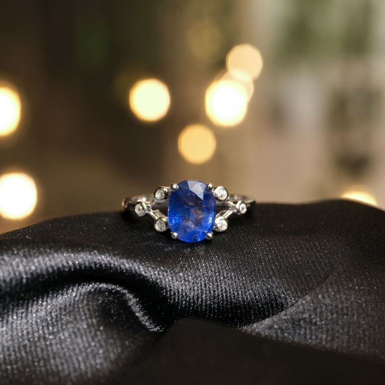 Anillo de diseño elegante para mujer adornado con gema de zafiro azul natural original corte ovalado en plata de ley 925.