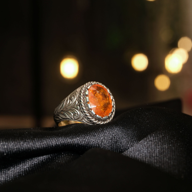 6,80 karat oval faset kesim turuncu-sarı tonlarında 925 ayar gümüş el işçiliği yaprak motifli orijinal sarı safir doğal taş tasarım yüzük modeli.