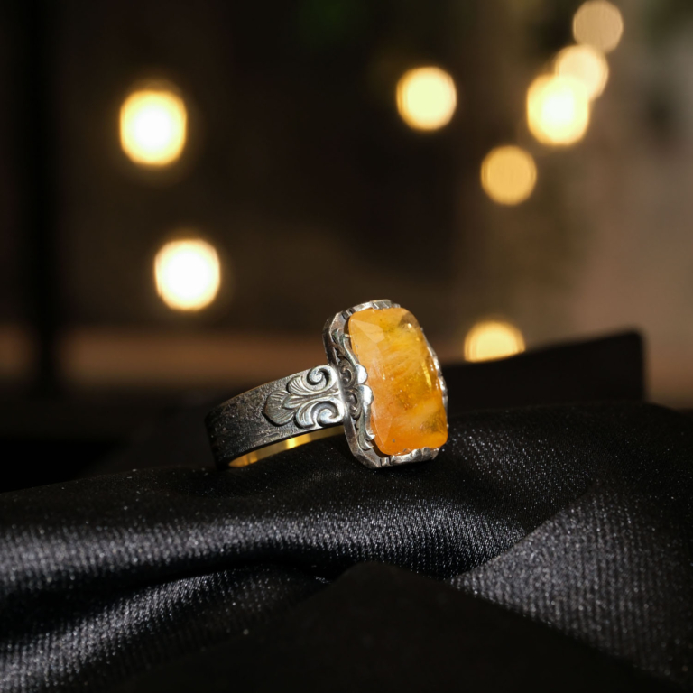 8,25 karat dikdörtgen faset kesim bal sarısı tonlarında 925 ayar gümüş el işçiliği orijinal sarı safir doğal taş tasarım yüzük modeli.