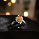 Anello di lusso da donna ornato con gemma di zaffiro giallo originale da 4,10ct e zirconi marquise su argento 925.