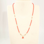 Collier de design pour femme en argent 925 (42+5cm) avec corail rouge de Tunisie 2mm, perle, turquoise et hématite dorée avec pendentif triangle.