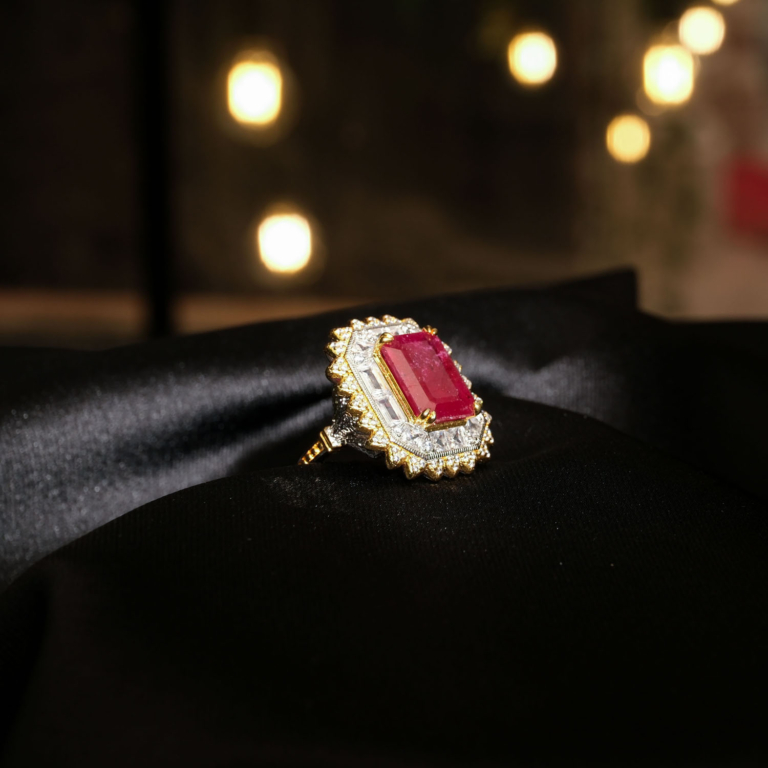 7,5 karat dikdörtgen kesim bordo-kırmızı tonlarında Swarovski taş çerçeveli 925 ayar gümüş orijinal yakut doğal taş lüks yüzük modeli.