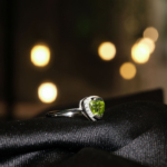 Anillo de diseño elegante para mujer adornado con gema de peridoto natural original corte trillón en plata de ley 925.
