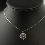 Colgante de diseño de lujo en plata de ley 925 en forma de copo de nieve, adornado con un topacio místico natural certificado.