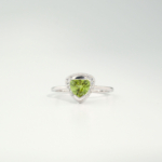 Anello di design elegante da donna ornato con gemma di peridoto originale taglio trillion su argento 925.